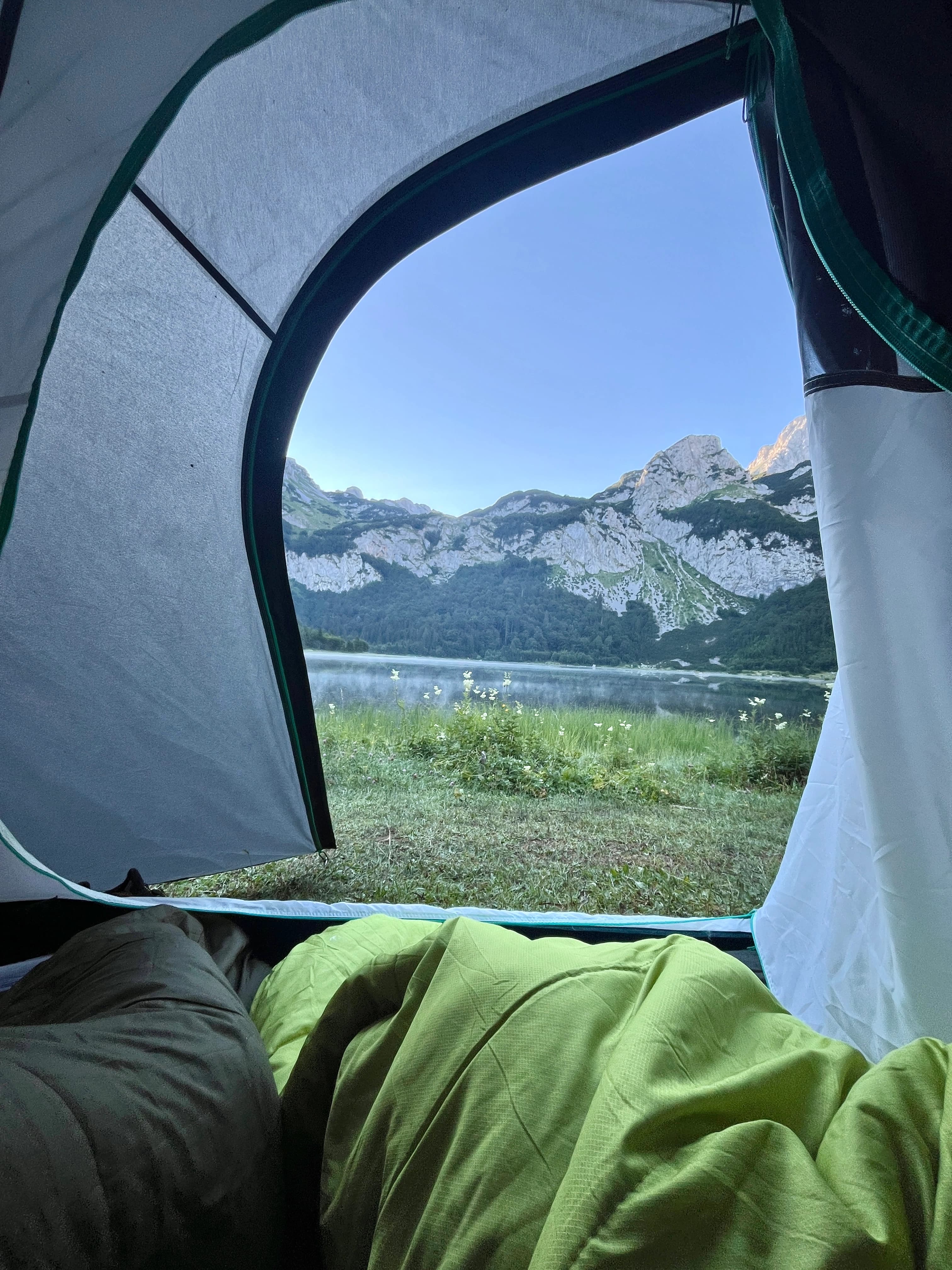 Kampovanje i šatori na Trnovačkom jezeru